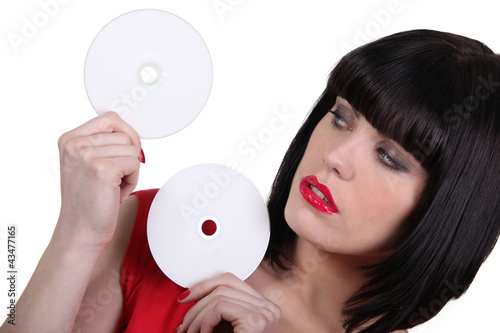 Foto: Brunette woman looking cds Brunette woman looking cds