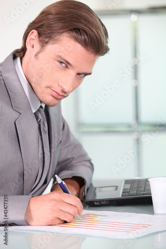 Foto: Young businessman analysing Young businessman analysing