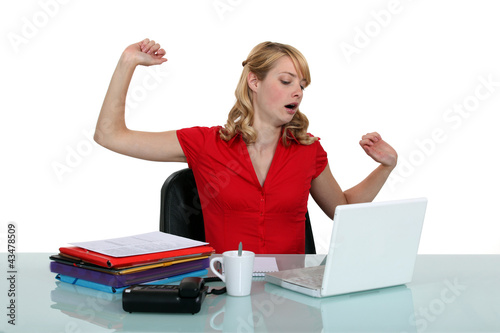 Foto: Tired woman sitting at a laptop Tired woman sitting at a laptop