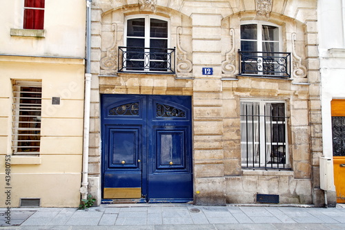 Photo: Porte bleue sur façade de pierre Porte bleue sur façade de pierre