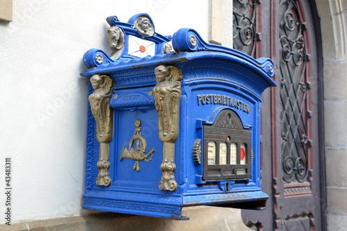 Foto: blauer Postkasten blauer Postkasten