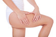Foto: Frau kontrolliert ihre Haut auf Cellulite Frau kontrolliert ihre Haut auf Cellulite