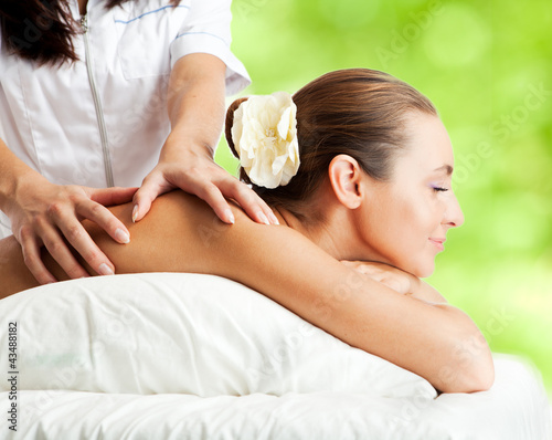 Foto: Beautiful woman at massage procedure Beautiful woman at massage procedure
