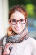 junge Frau mit Brille