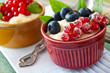 Grießpudding und Beeren