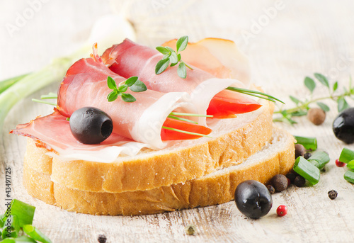 Foto: sandwich on a wooden table sandwich on a wooden table