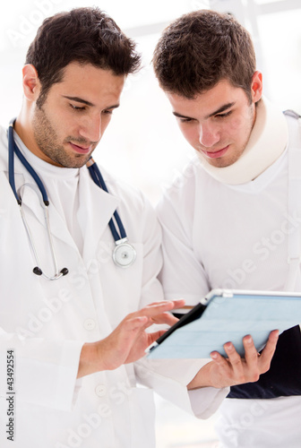 Foto: Injured man at the doctor Injured man at the doctor