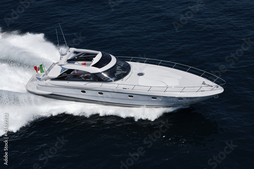 Foto: Italy, off the coast of Naples, luxury yacht, aerial view Italy, off the coast of Naples, luxury yacht, aerial view