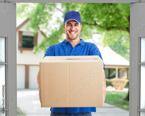 Foto: Deliverer holding a box Deliverer holding a box