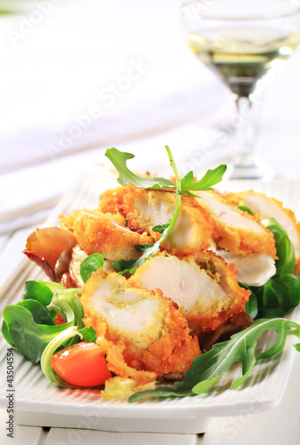 Foto: Breaded chicken breast with salad greens Breaded chicken breast with salad greens