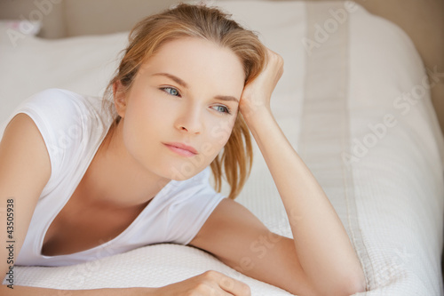 Foto: pensive teenage girl pensive teenage girl