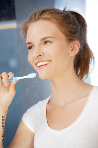 Foto: smiling teenage girl with toothbrush smiling teenage girl with toothbrush