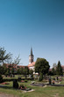 Friedhof hinter einer Kirche