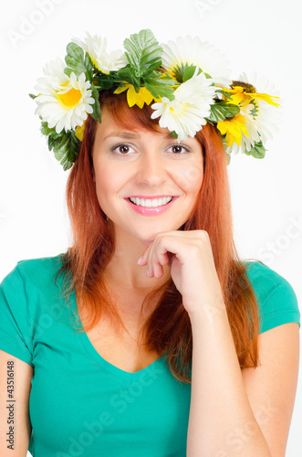 Photo: fröhliche junge frau mit blumenschmuck fröhliche junge frau mit blumenschmuck