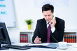 Photo: manager macht sich notizen beim telefonieren manager macht sich notizen beim telefonieren