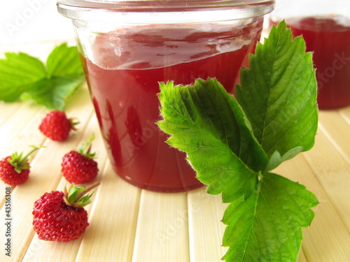 Foto: Konfitüre mit Walderdbeeren im Glas Konfitüre mit Walderdbeeren im Glas