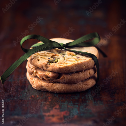 Foto: Pistachio cookies tied with a ribbon Pistachio cookies tied with a ribbon