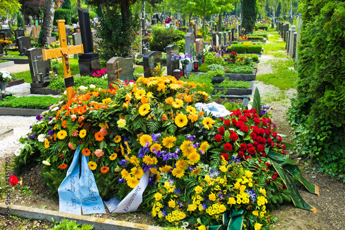 Photo: Ein frisches Grab auf einem Friedhof Ein frisches Grab auf einem Friedhof
