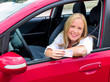 Junge Frau mit Führerschein