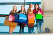 Vier Freundinnen beim Shoppen in einer Mall