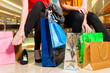 Zwei Freundinnen beim Shoppen in einer Mall