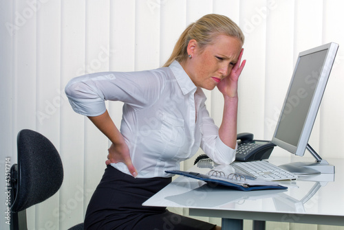 Photo: Frauen im Büro mit Rückenschmerzen Frauen im Büro mit Rückenschmerzen