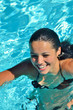 Photo : Jeune femme souriante dans l'eau Jeune femme souriante dans l'eau