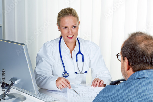 Photo: Ärztin mit Stethoskop spricht mit Patienten Ärztin mit Stethoskop spricht mit Patienten