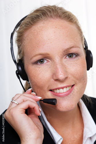Photo: freundliche Frau mit Headset im Kundendienst freundliche Frau mit Headset im Kundendienst