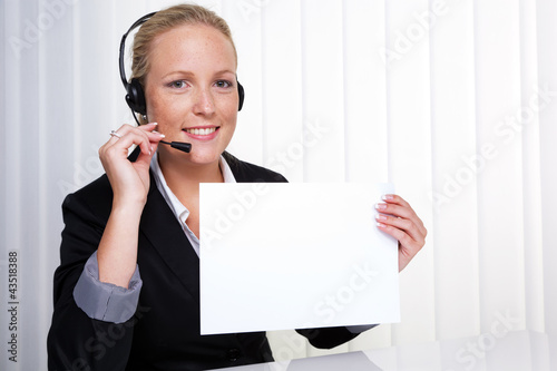 Foto: freundliche Frau mit Headset im Kundendienst freundliche Frau mit Headset im Kundendienst