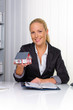 Immobilienmaklerin in ihrem Büro