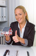Immobilienmaklerin in ihrem Büro