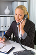 Frau mit Telefon im Büro