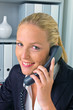 Frau mit Telefon im Büro