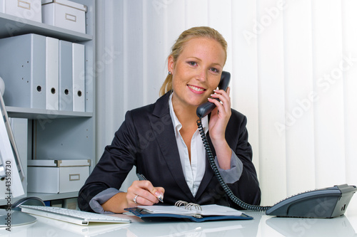 Photo: Frau mit Telefon im Büro Frau mit Telefon im Büro