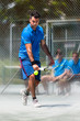Foto: Tennisspieler bei der Rückhand Tennisspieler bei der Rückhand