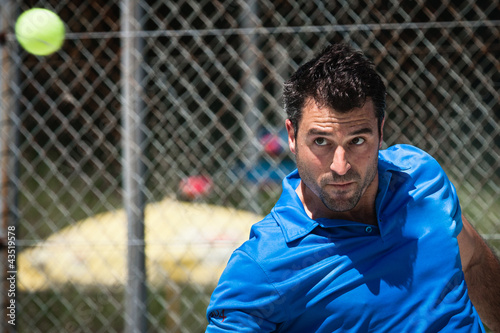 Photo: Tennisspieler bei der Rückhand Tennisspieler bei der Rückhand