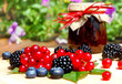 Frühstücksmarmelade und Beeren