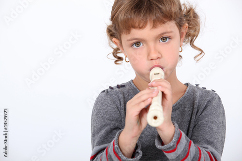 Foto: Girl playing flute Girl playing flute