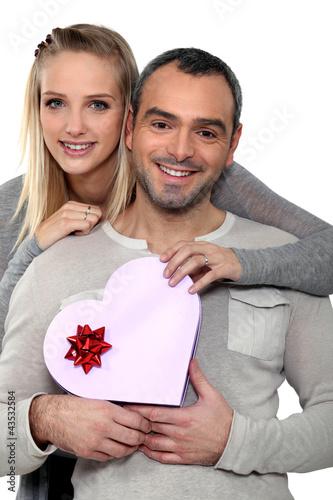 Foto: Couple with a heart shaped gift Couple with a heart shaped gift