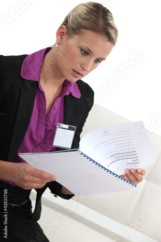 Foto: Shocked woman reading document Shocked woman reading document
