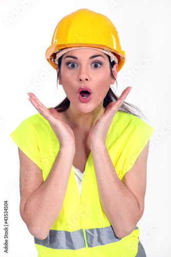Foto: A surprised female manual worker. A surprised female manual worker.