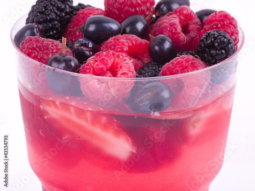 Foto: Tasty colorful jelly with mix berries on a white background Tasty colorful jelly with mix berries on a white background
