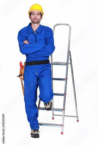 Foto: Portrait of a standoffish tradesman with his arms crossed Portrait of a standoffish tradesman with his arms crossed