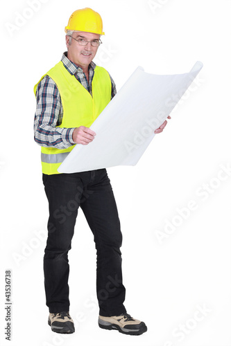 Foto: senior craftsman holding a blueprint senior craftsman holding a blueprint