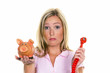 Frau mit Sparschwein und Strom Stecker