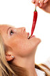 junge Frau mit Chilli