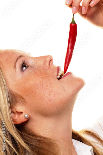 Photo: junge Frau mit Chilli junge Frau mit Chilli