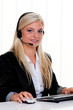 Foto: Frau mit Headset und Computer bei Hotline Frau mit Headset und Computer bei Hotline
