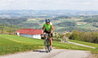 Foto: Senior fährt Fahrrad auf einem Rennrad Senior fährt Fahrrad auf einem Rennrad